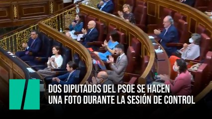 Dos diputados del PSOE se hacen una foto durante la sesión de control