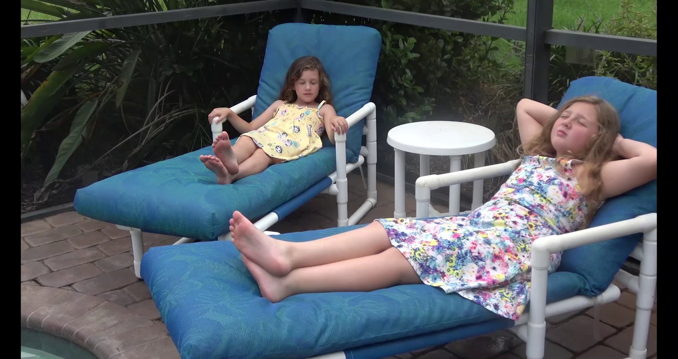 Sophia e Isabella  no Quintal curtindo o dia de Sol