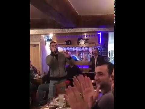 Bu Şəhərdə Londonda restoranda dincəlir