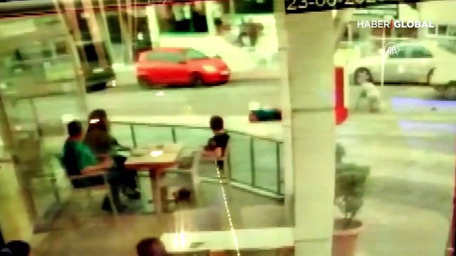 Motosikletin yayaya çarpma anı kamerada