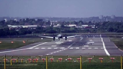 Cet avion atterrit hors piste en raison des vents forts