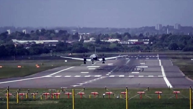 Cet avion atterrit hors piste en raison des vents forts