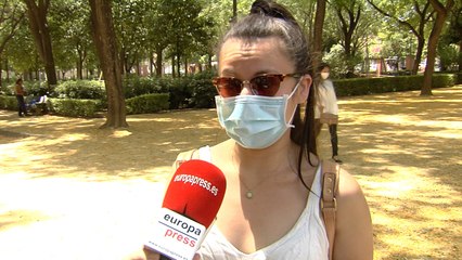 Los sevillanos dicen que la mascarilla "asfixia un montón" con las altas temperaturas