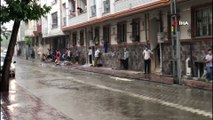 Esenyurt'ta su basan sokakta yağmur tekrar etkili olmaya başladı