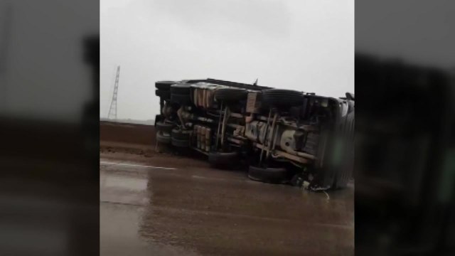 빗길에 영동고속도로 화물차 추돌·덤프트럭 전도...1명 다쳐 / YTN