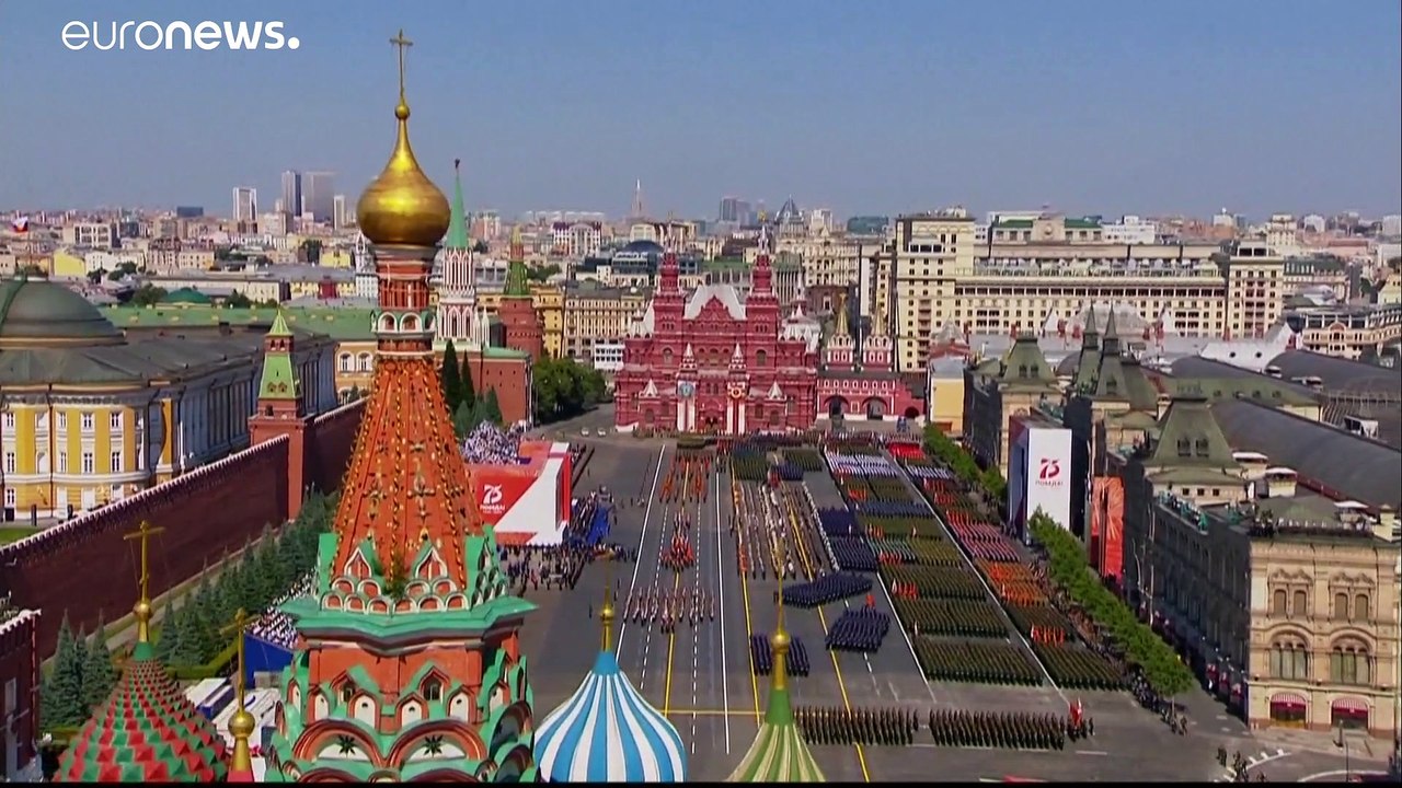 Ohne Mundschutz: Putin nimmt Militärparade ab