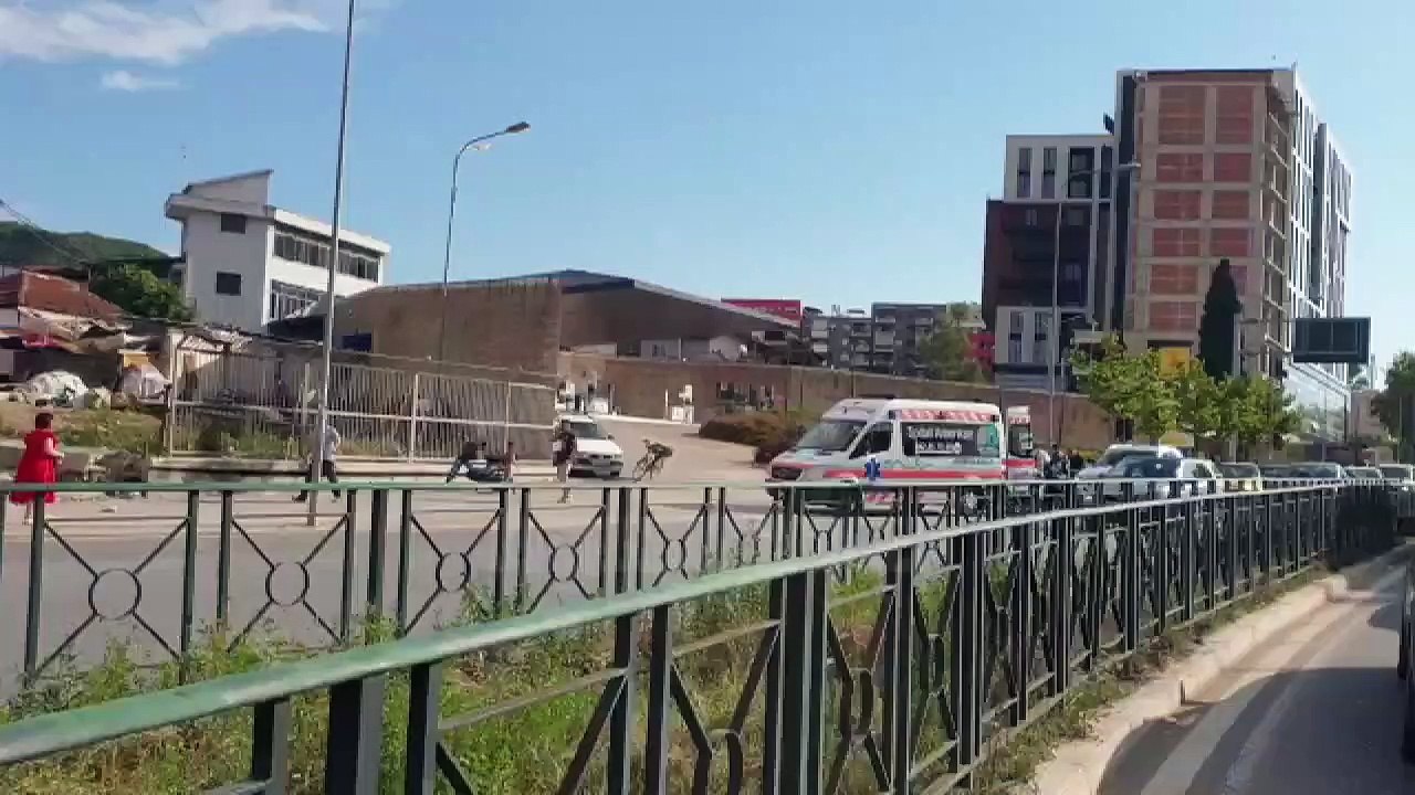 Tiranë, makina përplas një person me biçikletë