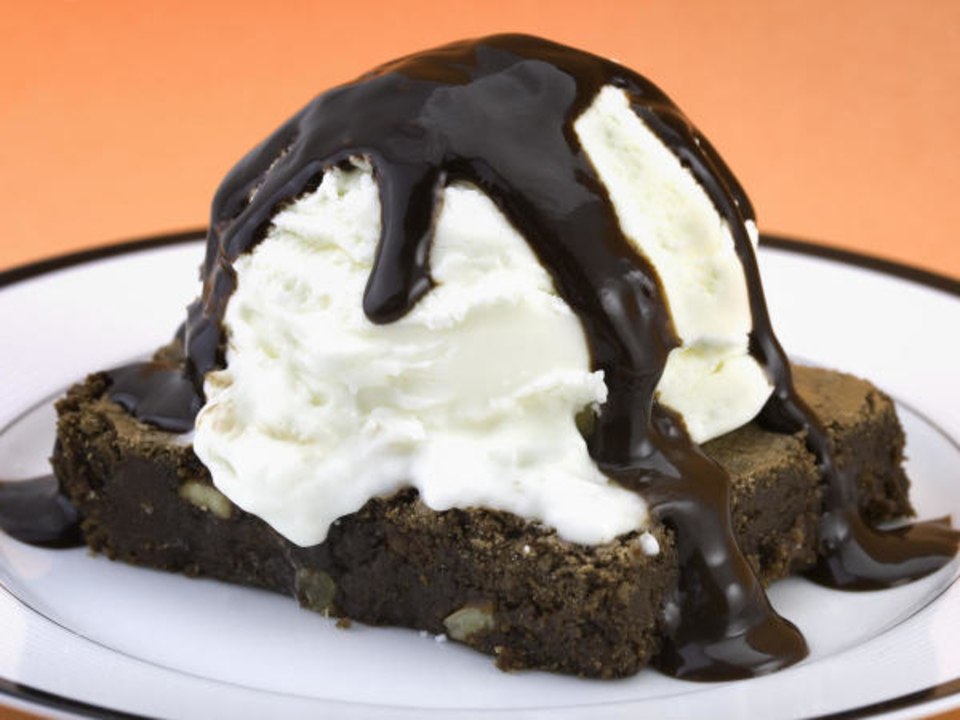 This Easy, 4-Ingredient Hot Fudge Sauce Is Such an Excellent Summer Party Trick