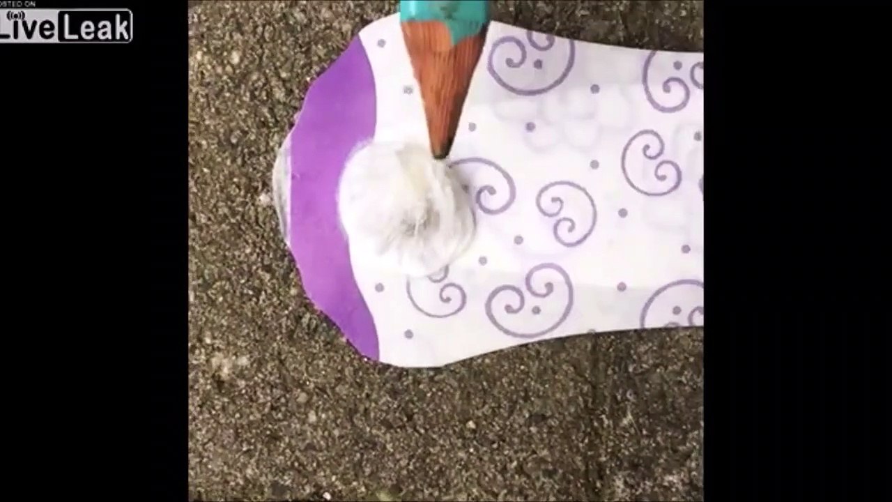 Ce qu'elle va trouver dans sa serviette hygiénique est terrifiant... belle araignée