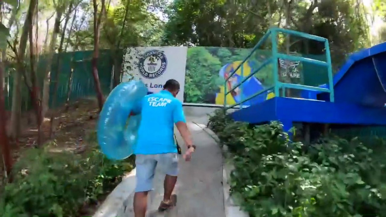 Le plus long toboggan aquatique du monde Escape en Malaisie (1,1 km