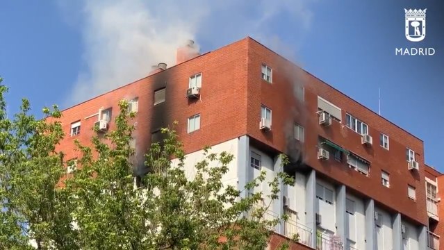 Un incendio en Puente de Vallecas deja una intoxicada de gravedad