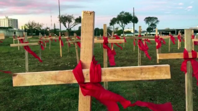 Homenagem às vítimas da Covid-19 é realizada em frente à Prefeitura de Cascavel