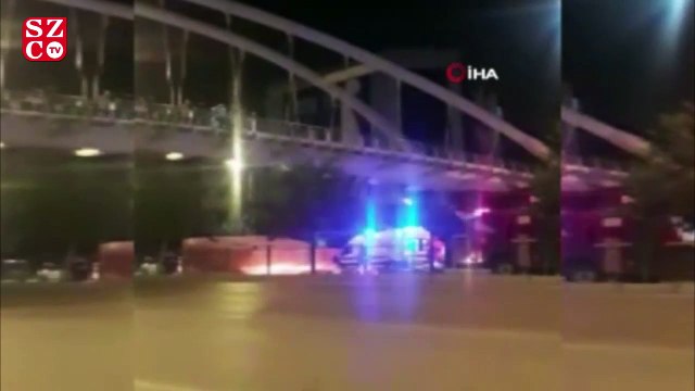Akan trafikte kendini üst geçitten aşağıya attı