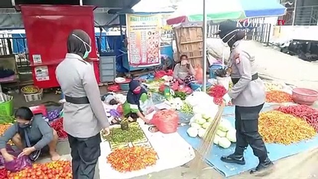 Personel Polres Gowa Kerja Bakti Bersama Pedagang Pasar