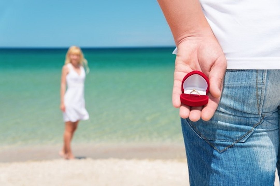 Il fait sa demande en mariage avec le diamant le plus ridicule qui soit