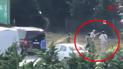 Descargar video: Esenler'de yol kenarında bekleyen kişiyi dövdüler