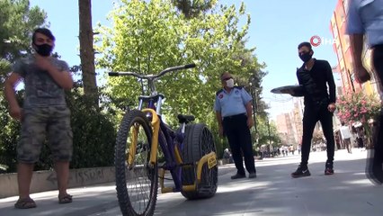 Otomobil lastiğini bisikletine taktı, görenler gözlerine inanamadı