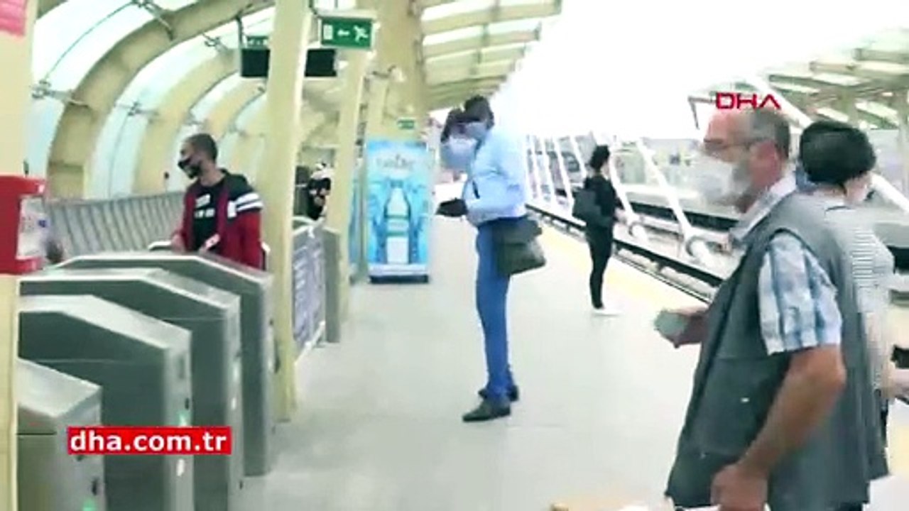 Metroya maskesiz binmek isteyen kadın ortalığı birbirine kattı