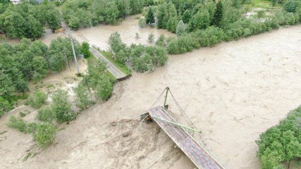 Yaşlı adam sel sularına böyle kapıldı