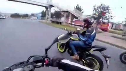 E-5 Karayolu’nda motosikletli magandalar dans edip birbirine tekme attı