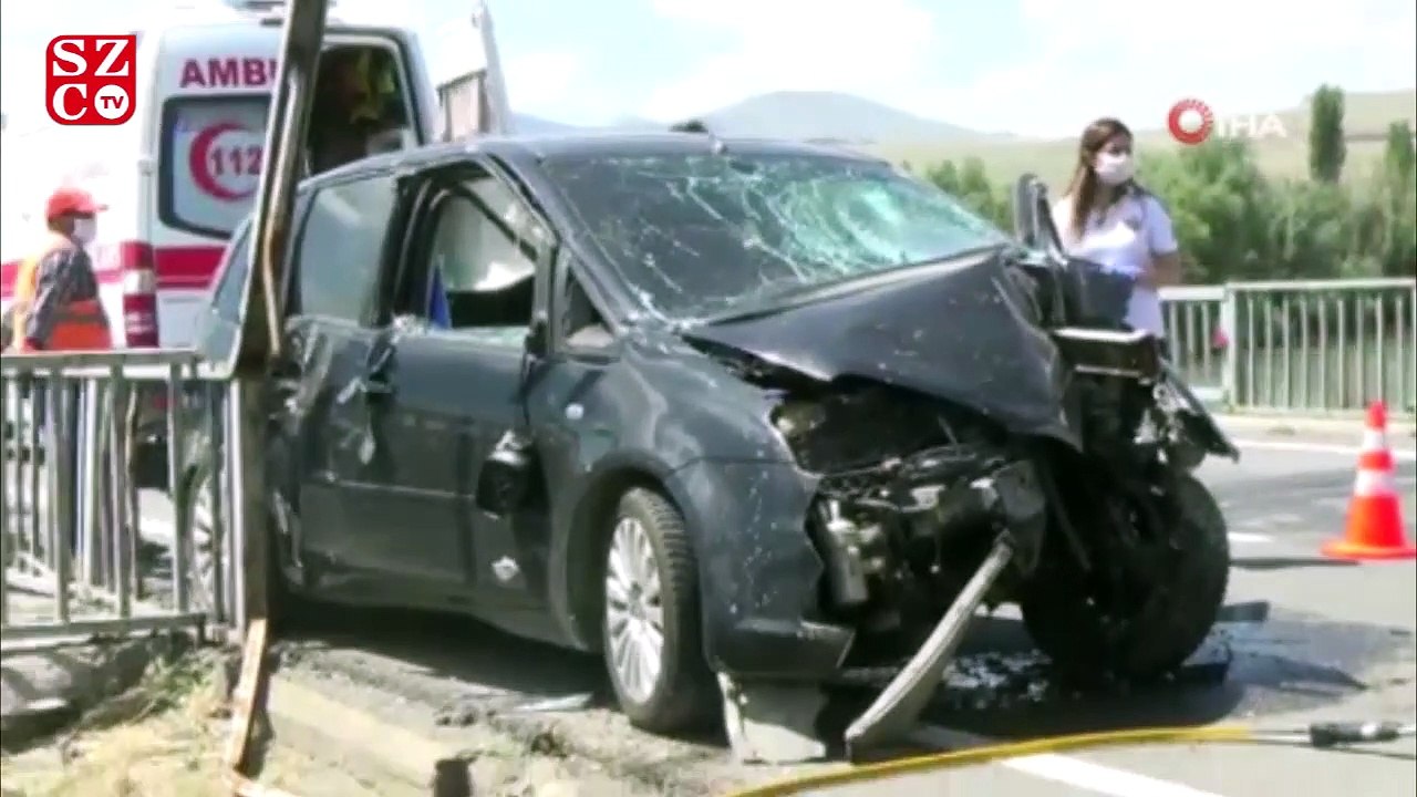 Bariyer otomobile ok gibi saplandı: 1 ölü, 4 yaralı