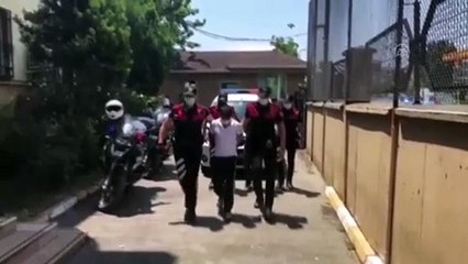 Polisin "dur" ihtarına uymayarak kaçmaya çalışan 2 hırsızlık zanlısı yakalandı - İSTANBUL