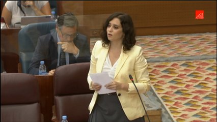 Ayuso se defiende de críticas de Podemos: "Nacen de las casas okupas"