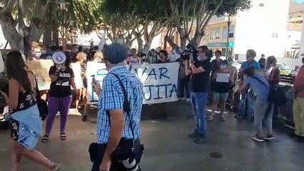 "La Tejita no se vende": manifestación frente al Ayuntamiento de Granadilla