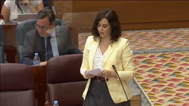 Ayuso confirma 32 casos positivos y cinco hospitalizaciones de personas que han llegado a Barajas