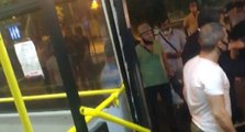 Fatih’te geç geldiğini iddia ettikleri otobüsün camını kırdılar
