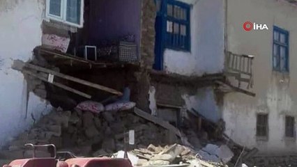 Özalp depreminde evler hasar gördü