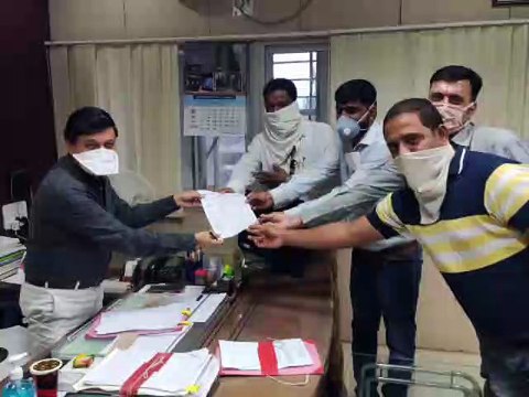 बस ऑपरेटर संघ ने शाजापुर कलेक्टर को सौंपा ज्ञापन