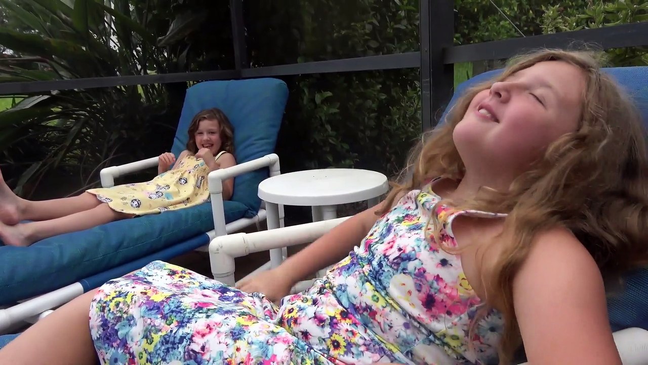 Sophia e Isabella no Quintal curtindo o dia de Sol