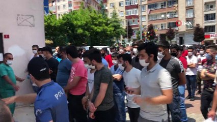 Sosyal mesafesiz Covid-19 test kuyruğu