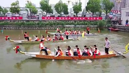 Télécharger la video: Schoolchildren take part in boat race during Dragon Boat Festival in China