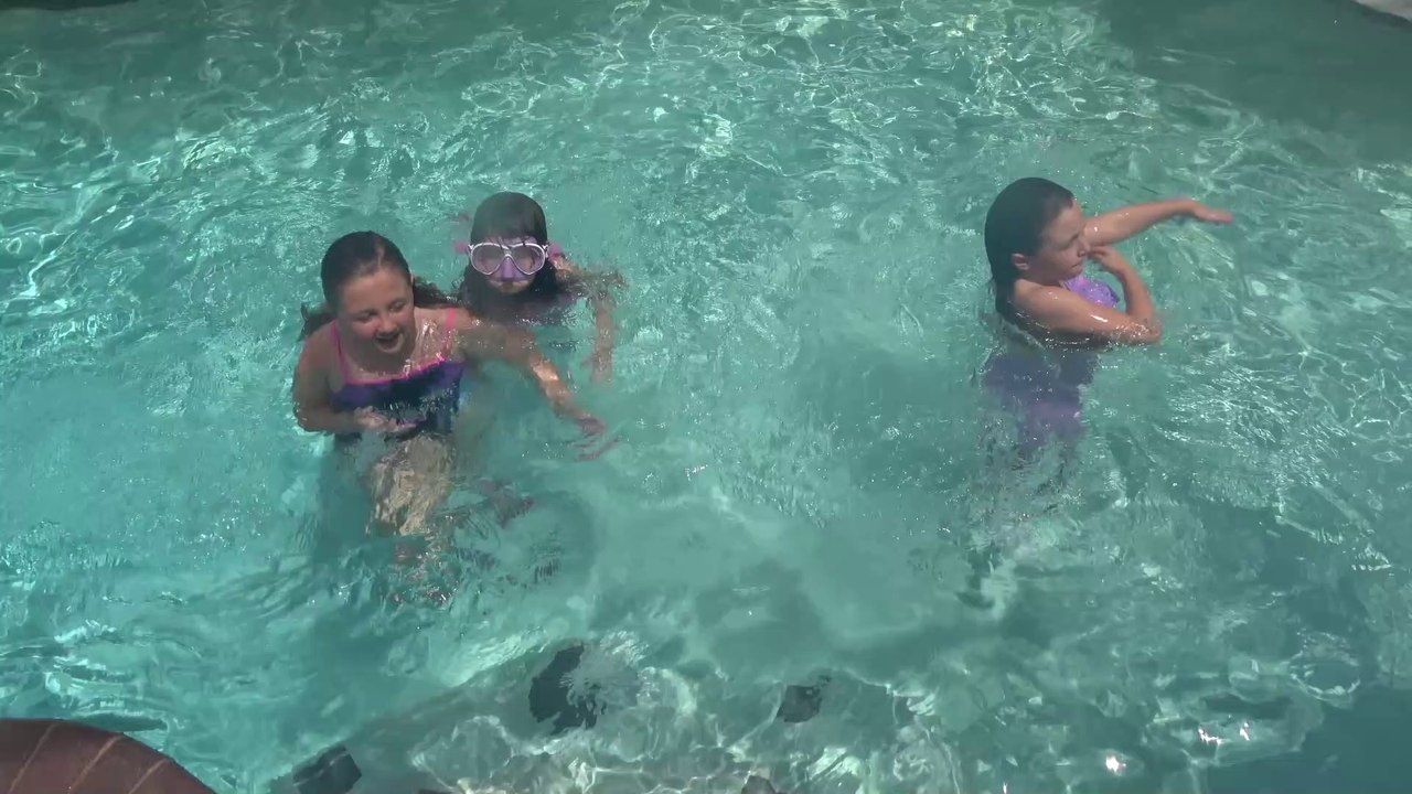 Sophia Isabella e Alice Brincando na Piscina e Contando Histórias