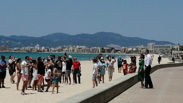 Los Reyes de España pasean por Playa de Palma