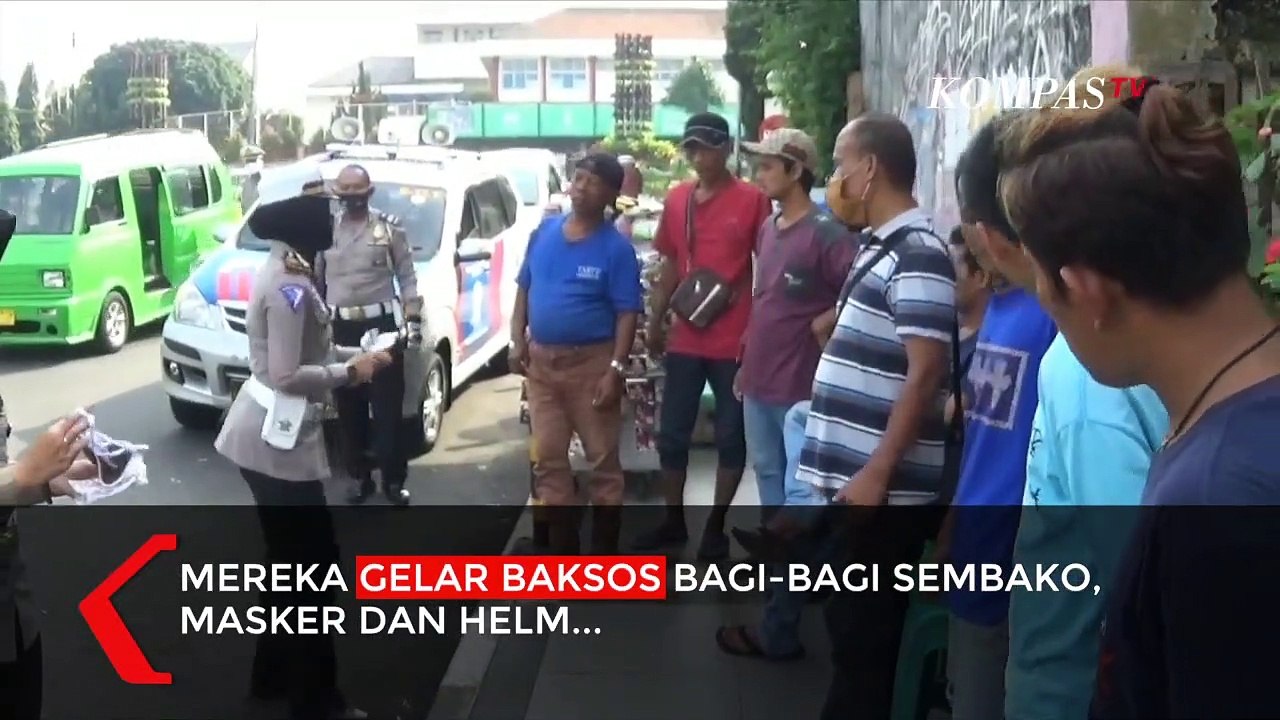 Sambut Hari Bhayangkara, Polisi Sukabumi Bagi-Bagi Helm, Sembako dan Masker
