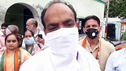 पेट्रोलियम पदार्थों के रेट बढ़ाने के विरोध में कांग्रेस ने तांगे पर स्कूटी