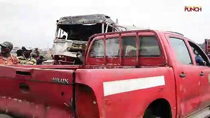 Scavengers Strip Burnt Tanker on Lagos-Ibadan Expressway/Punch