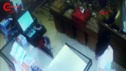 Van'daki deprem anı kamerada