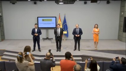 Foto oficial de Escrivá y Amor tras firmar acuerdo de extensión de los ERTE