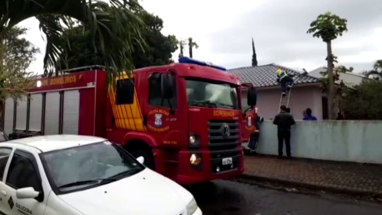 Fogão a lenha gera princípio de incêndio em residência, no Bairro Tropical