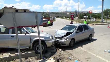 Otomobille kamyonet çarpıştı: 8 yaralı