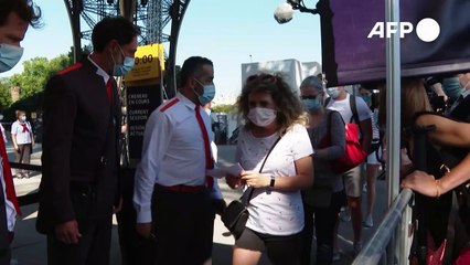 Los turistas vuelven a la Torre Eiffel