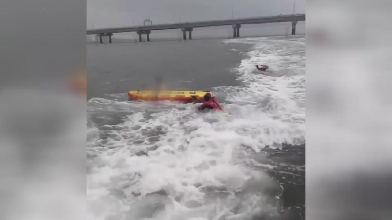 인천대교에서 40대 남성 추락...10분 만에 구조 / YTN