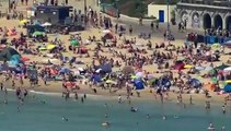 Insólitas imágenes de playas británicas abarrotadas