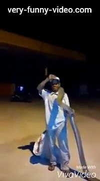 Ce charmeur de serpent joue avec son cobra royal de 3m de long