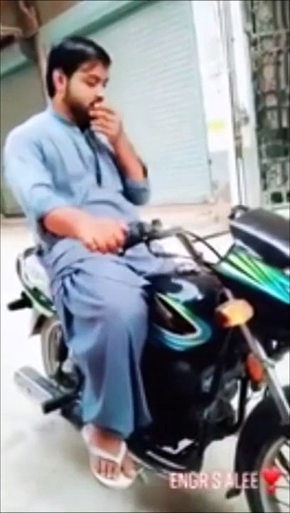 Un enfant fait une mauvaise blague à un motard qui patiente