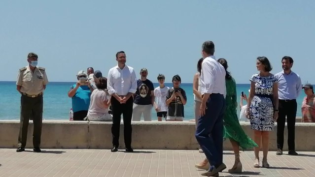 Los Reyes saludan a las principales autoridades de Baleares